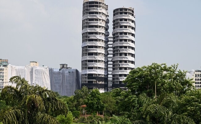 Ấn Độ phá huỷ toà tháp đôi cao 103m xây dựng trái phép